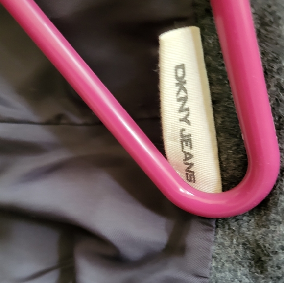 DKNY Jeans. Short waisted grey felt wool blazer, black velvet trim - Picture 10 of 13